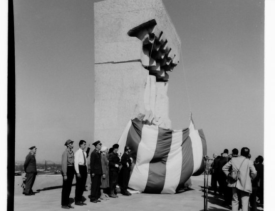 Zdjęcie archiwalne, czarno-białe. Zdjęcie wykonane w 1964 r. podczas odsłonięcia Pomniku Ofiar Faszyzmu.