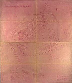 Skan planu. Na różowym papierze zaznaczone są ołowkiem budynki, drogi, ogrodzenia. Poniżej znajuje się legenda.