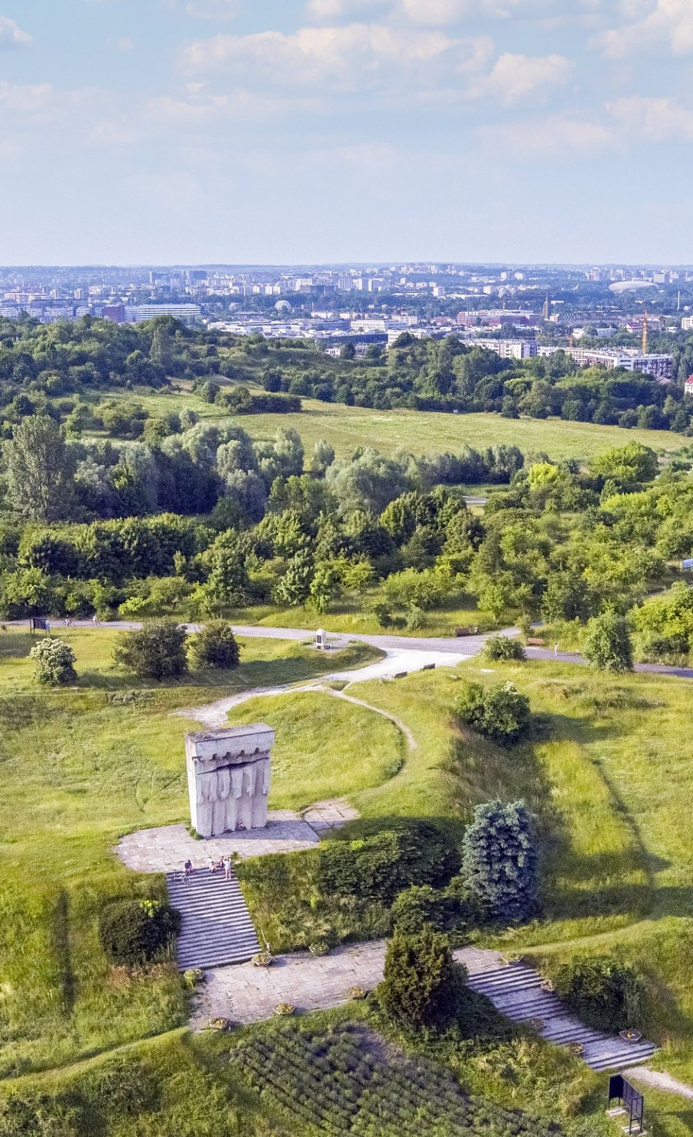 Współczesna fotografia. Miejsce pamięci KL Plaszow. Zdjęcie z drona w kierunku Pomnika Ofiar Faszyzmu.