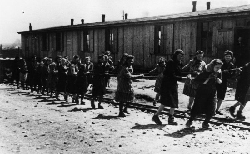 Więźniarki ciągnące wagoniki z wapieniem na terenie KL Plaszow, 1944 r., Archiwum IPN, syg. IPNKr-2-15-4-8.